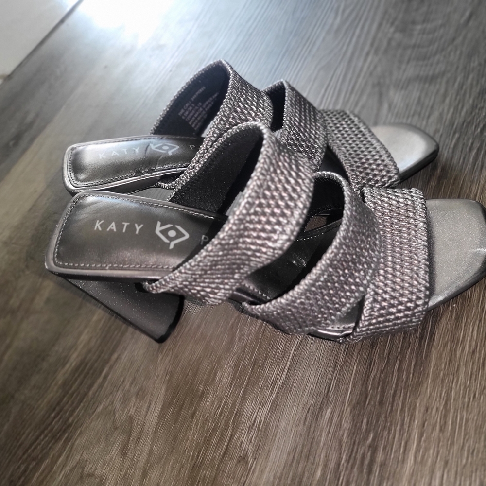 Katy Perry Metallic/ Gold Mules

Size 6.5

Brand New

Nwot